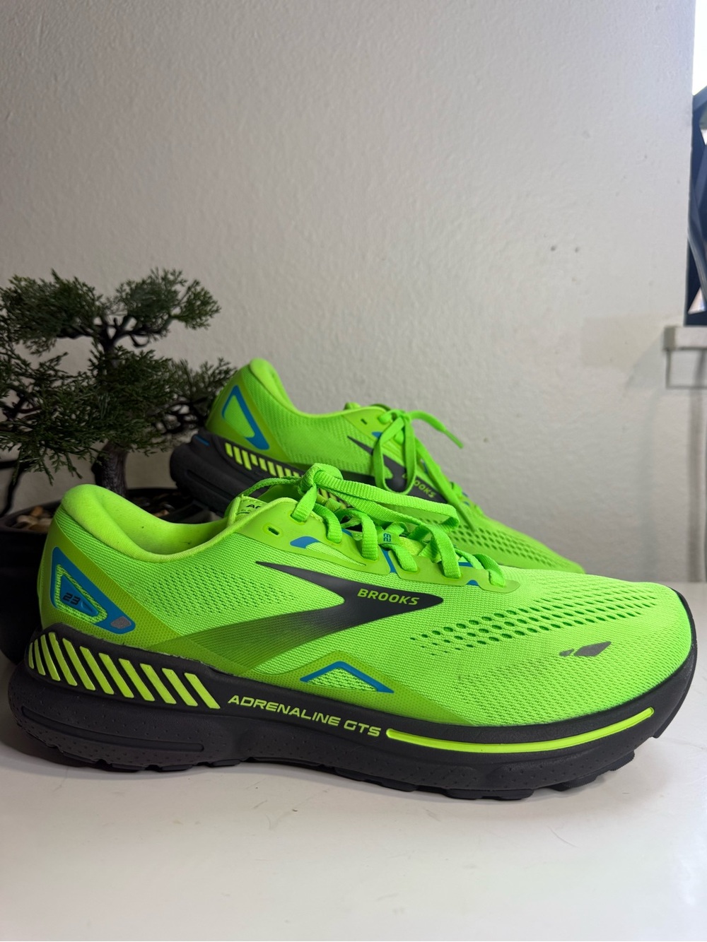 Brooks Adrenaline GTS 23  men size 9.5 Neon Green Running Shoes